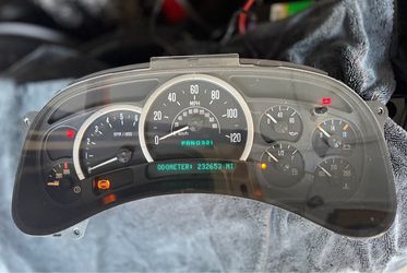 03-06 GM - Escalade Gauge Cluster