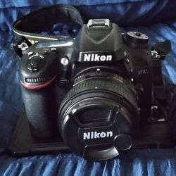 NIKON D7100 DIGITAL SLR CAMERA W/NIKON DX VR 18-140mm LENS
