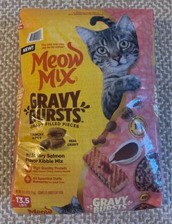 New Meow Mix Gravy Bursts Savory Salmon Flavor Mix Gravy Filled Dry Cat Food, 13.5-lb bag