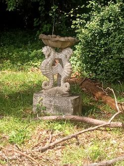 Three tier seahorse bird feeder