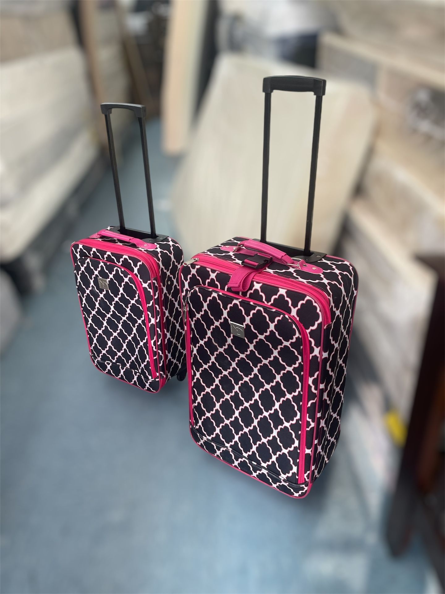 2 New directions luggages, Good Condition,$45 Both  25” and 22”  