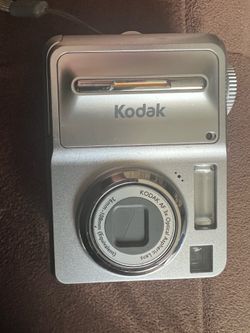 Silver Kodak EasyShare C653 digital camera features a 6.1-megapixel sensor and a 3x optical zoom len