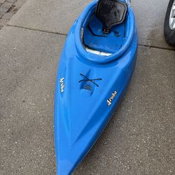 10 Ft Sunquest kayak with paddle