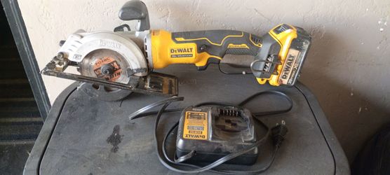 Dewalt Atomic 20V Max Brushless Cordless 4-1/2 in. Circular Saw Kit