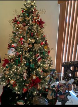 Hermoso árbol de Navidad con adornos incluidos