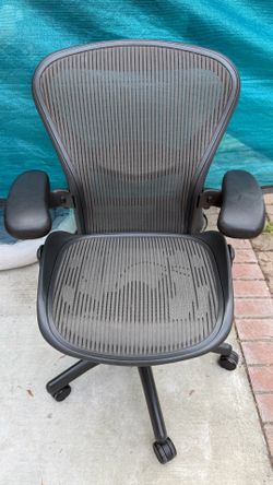 Herman-Miller The Aeron Chair, Fully Loaded, Size Medium (B) Preowned, Great Shape, No Rip, No Tear, No Hole, No Stories