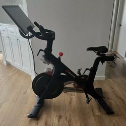 Peleton Bike With Swivel Screen 