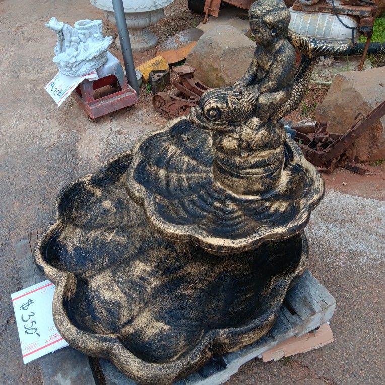 Fountain 2 Tier On Pedistal With Topper