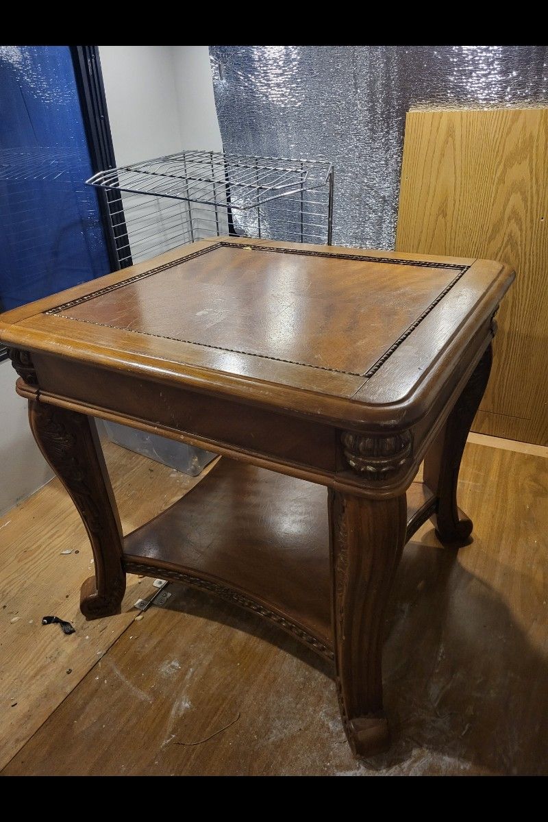 Antique-Style Wooden End Table – Elegant & Sturdy