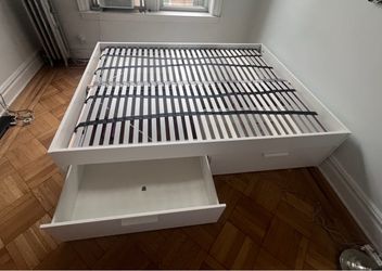 Quern Bed frame with 4 drawers. Cama Queen con 4 cajones.