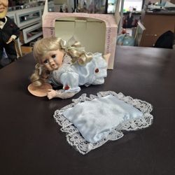 Collectible Kinnex Porcelain Doll "Mabel" Year 2002 Measures 8"