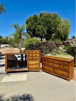 BEAUTIFUL!! Vintage Wood Bedroom Set - Dresser, Mirror, Chest & nightstand  (Read Description)