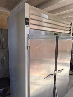 ■  Traulsen 2 Door Commercial Refrigerator