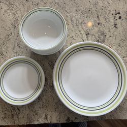 Corelle Dish Set 8 Piece Set - Excellent Condition