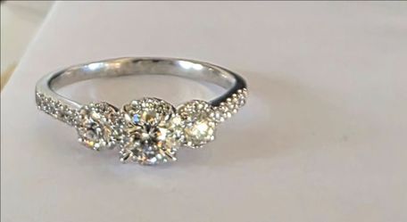Earth Grown LEO 3 stone round white gold.