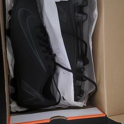 SOCCER CLEATS SIZE 11