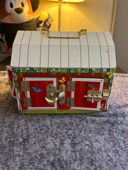 Melissa & Doug Latches Barn with handle