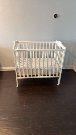 Portable Baby Crib W/ 4” Serta Mattress 