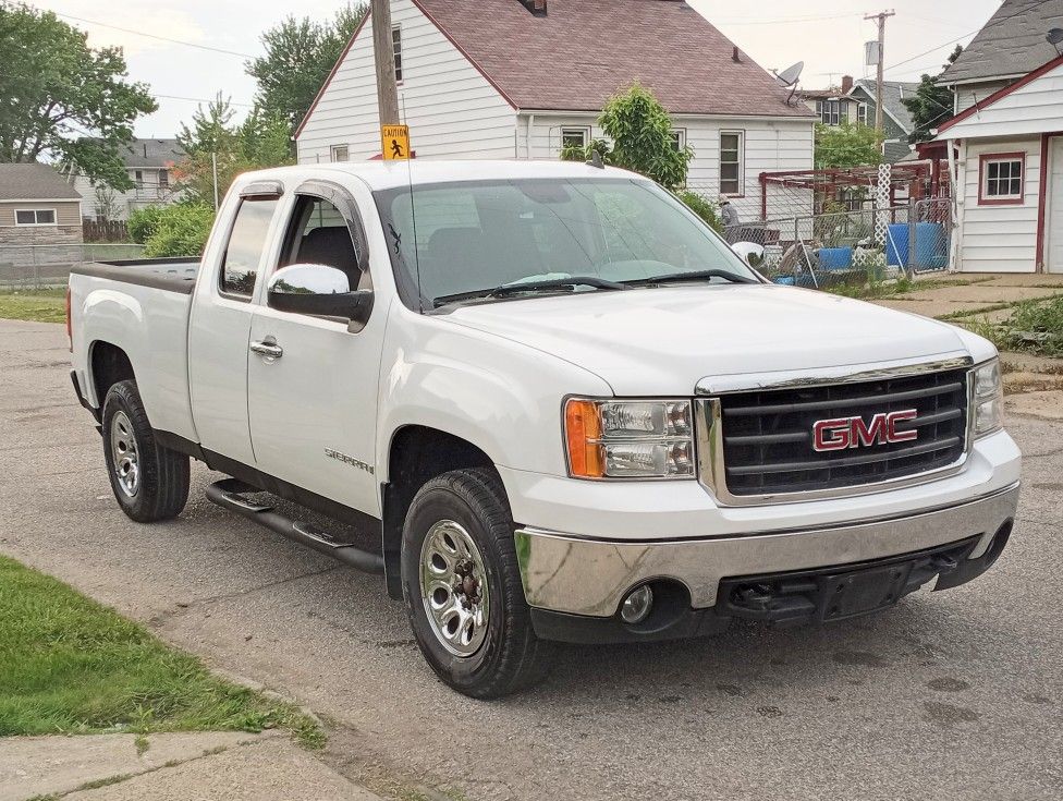 Photo GMC Sierra 1500 95,000 Miles Great Condition First Come First Serve Four Wheel Drive Extended Cab