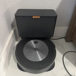 Roomba J7 with self cleaning base