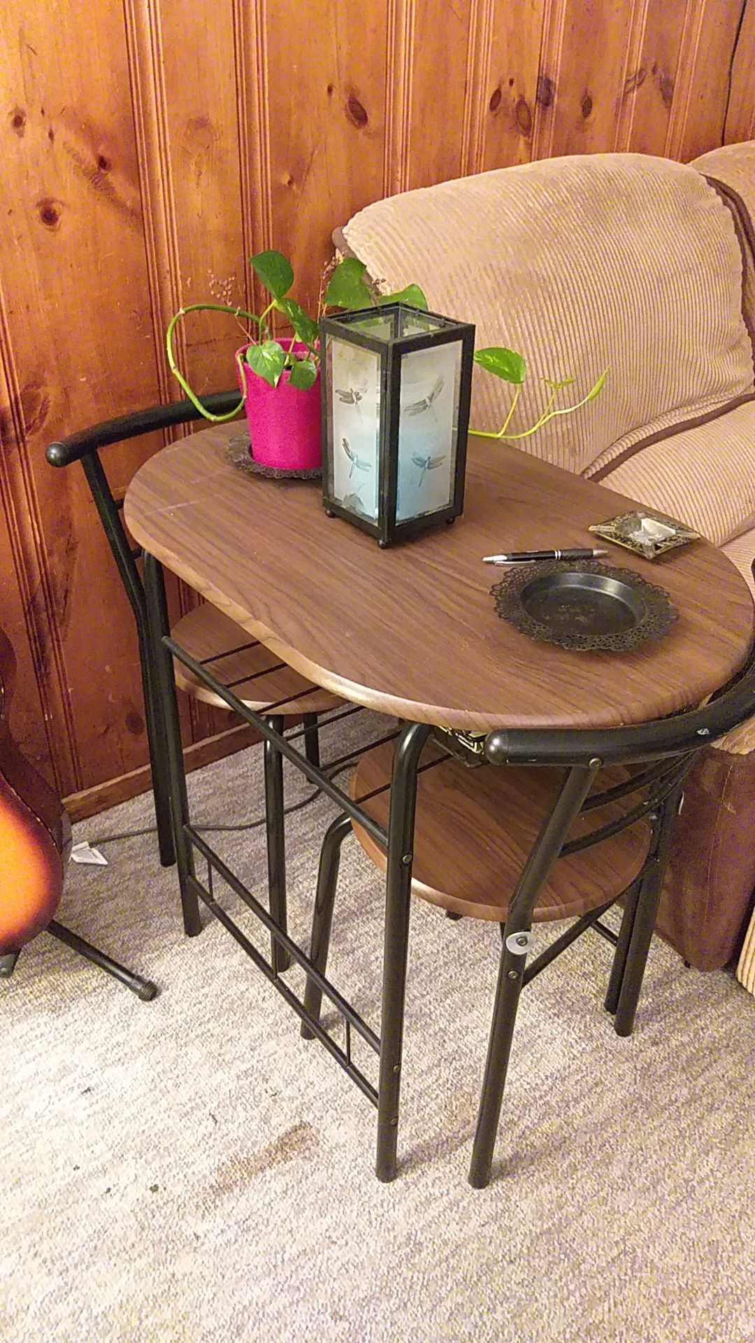 Breakfast table with 2 chairs very good condition