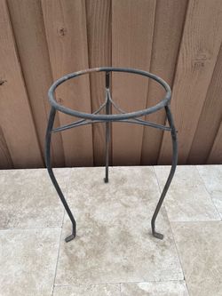 Round Metal Plant Stand – 21" Tall