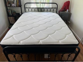Like New Dreamcloud Hybrid Soft Queen Mattress