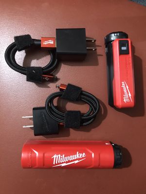 Photo Milwaukee usb power source/charger and Milwaukee charger