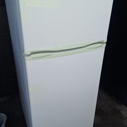 SMALL FRIDGE, STUDIO SIZE.(MAGIC CHEF)$125