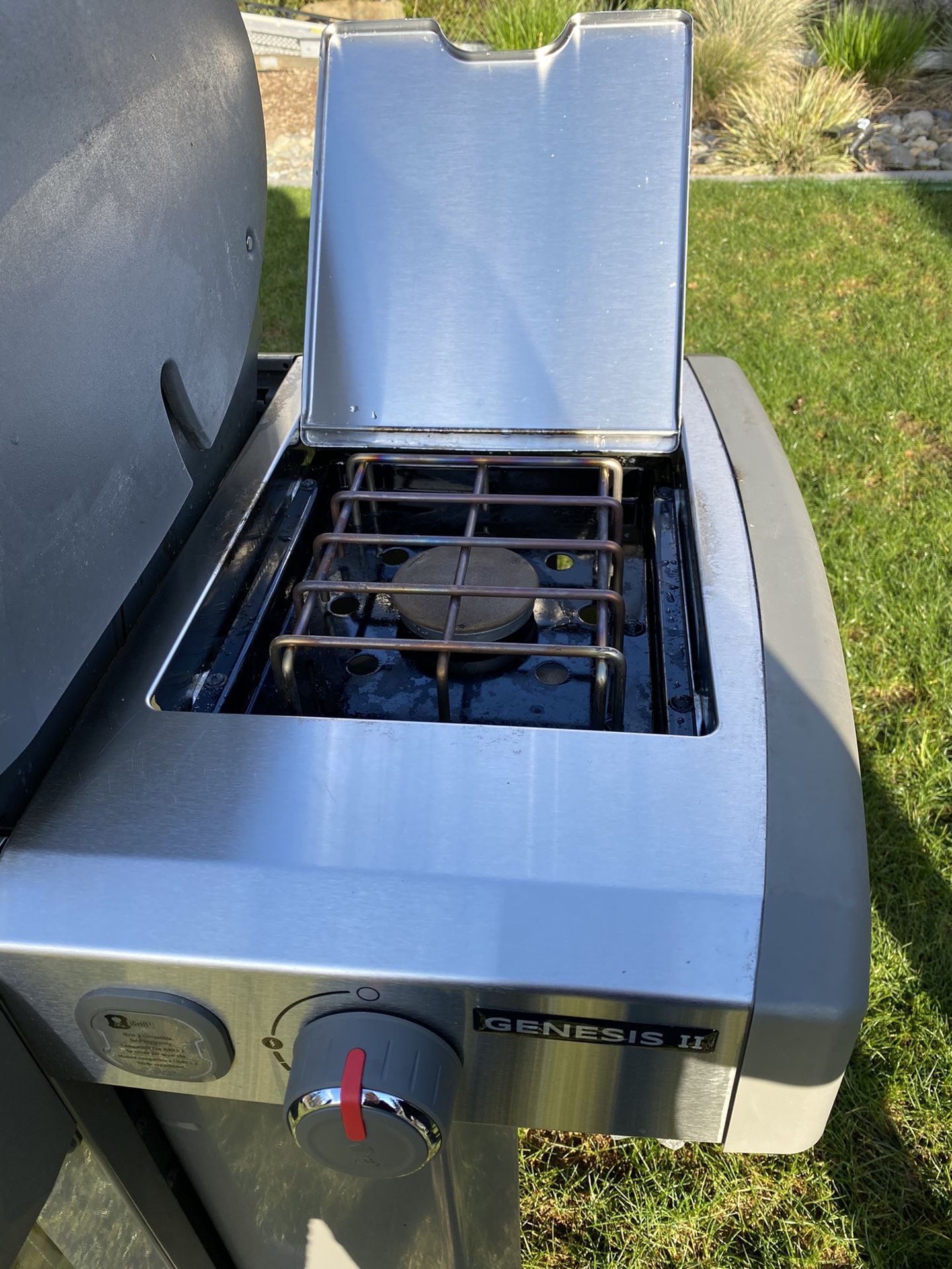 er Genesis II, E335 black 3 burner natural gas grill with side burner for Sale in Bellevue