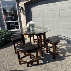 Round Table /4 Chairs