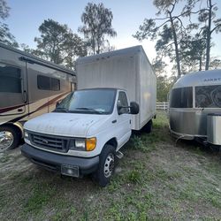 2004 Ford E450 Box truck with lift gate