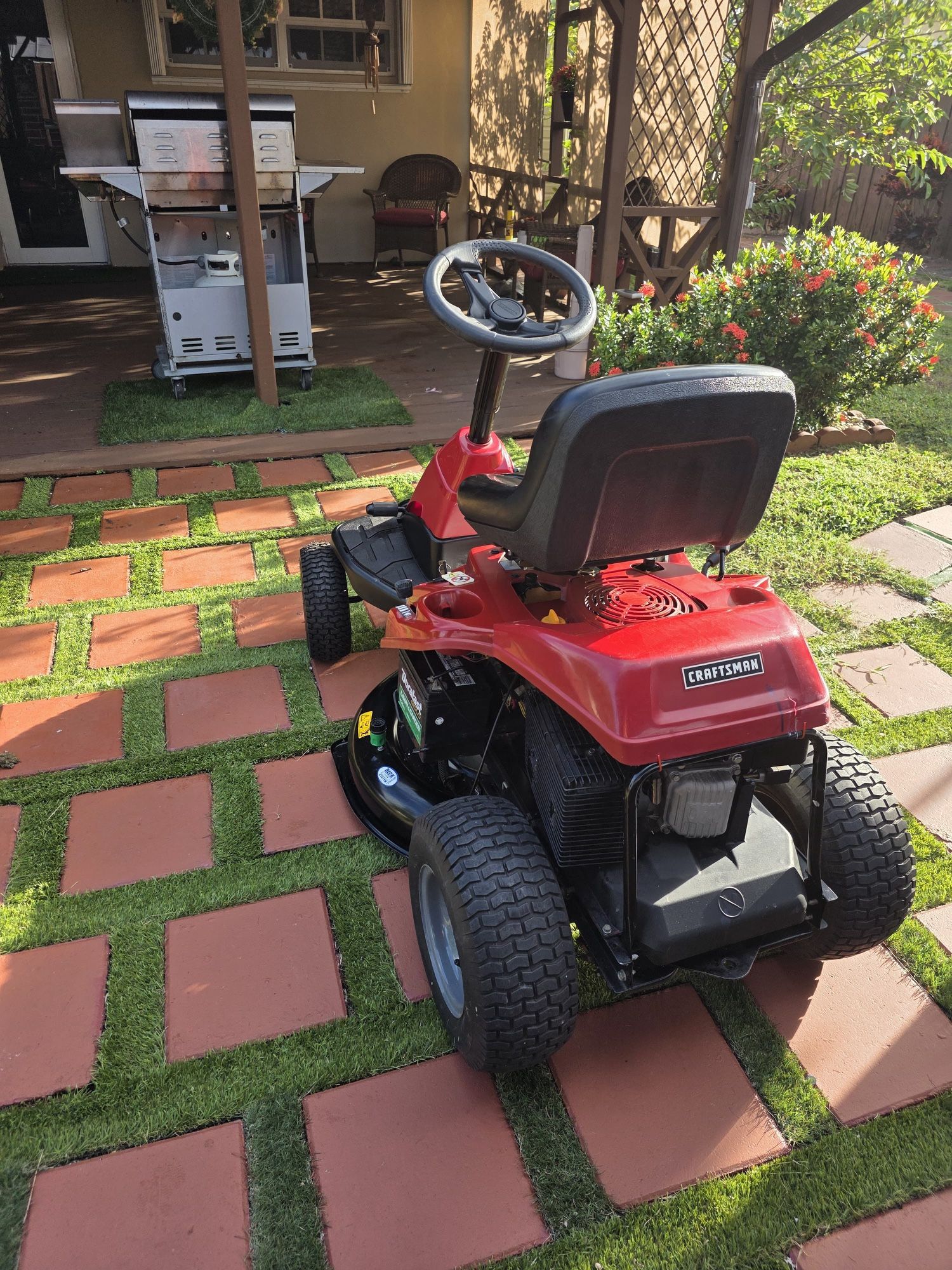 Craftsman R1000 Riding Lawn Mower 