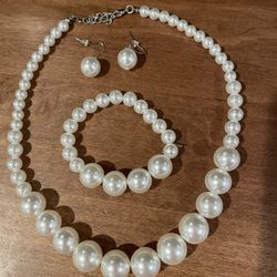 Costume jewelry necklace, Earring and bracelet pearl set