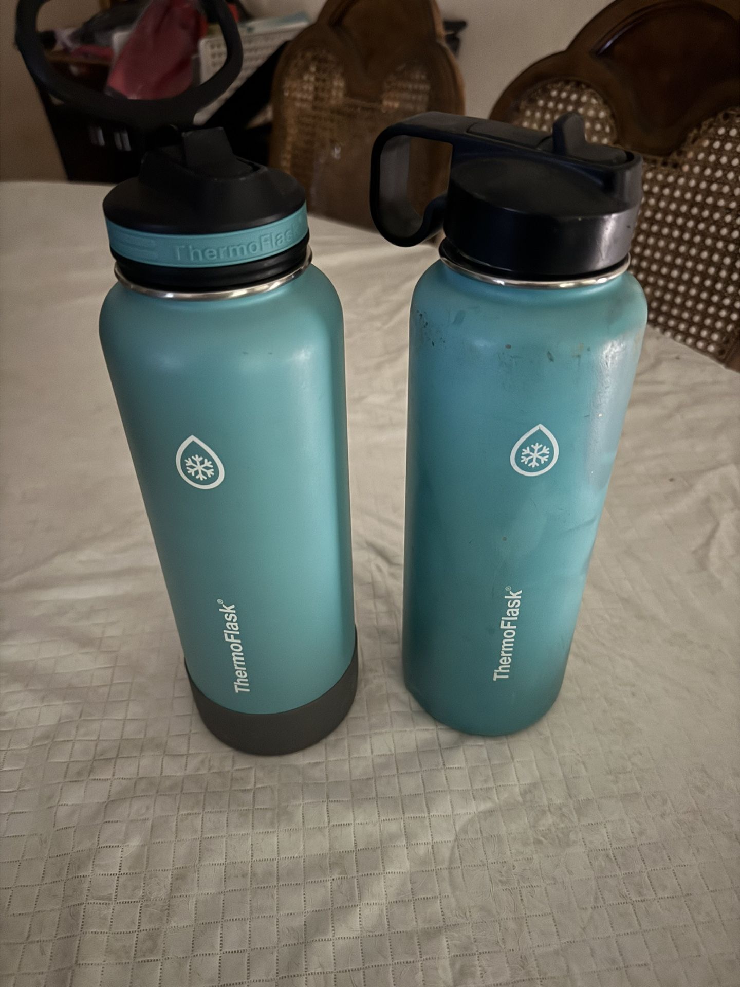 2 Costco Hydro flask Both For $10.00
