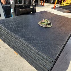 🛑 Heavy Duty Rubber Stall Mats 4x6 (3/4" Thick) - Miami 33130. Delivery fee
🛑Perfect for home or commercial gyms, horse stalls, garage, foot traffic