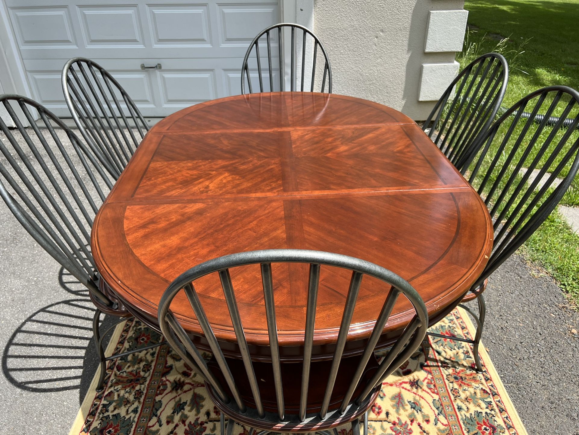 Dining Room Table W/1 Leaf And 6 Large Chairs. Like-New. Delivery Available 🚚.