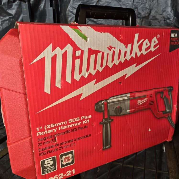 Milwaukee 8 Amp Corded 1 in. SDS D-Handle Rotary Hammer
