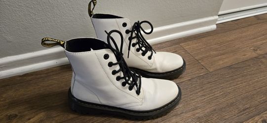 Docs Dr. Martens LUANA white combat boots 7 hole size 8 / 39 awesome condition