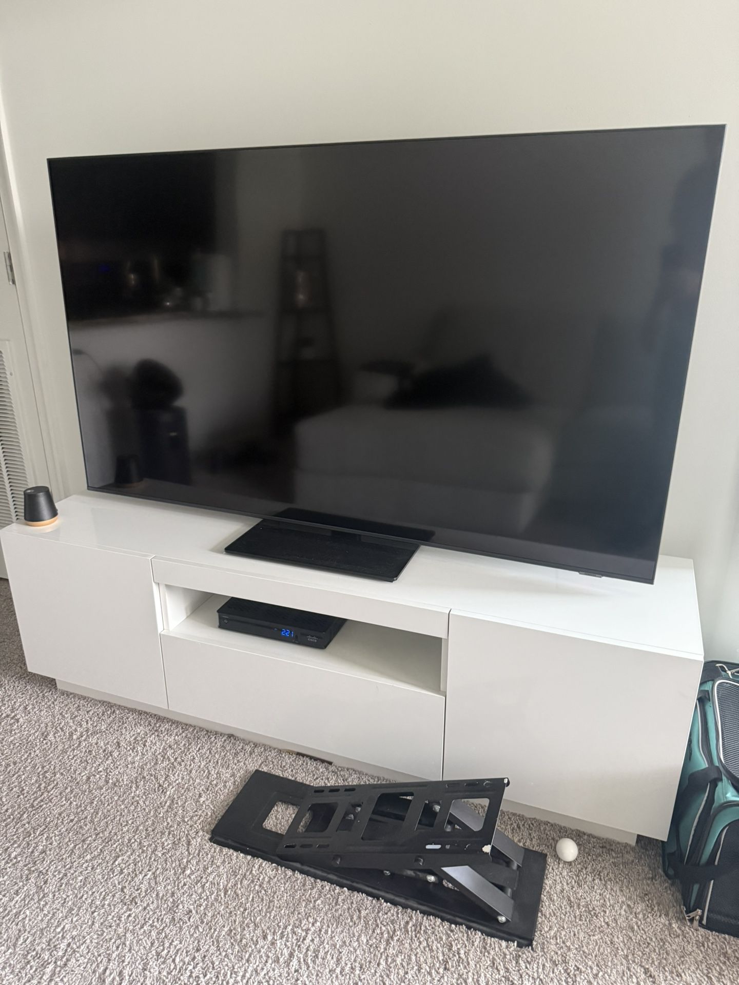 65’ Samsung UHD Smart TV With Stand & Wall Mount- NEED GONE 9/20!