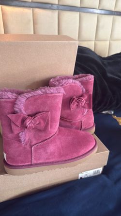 Ugg Botas. Size #. 5. $60