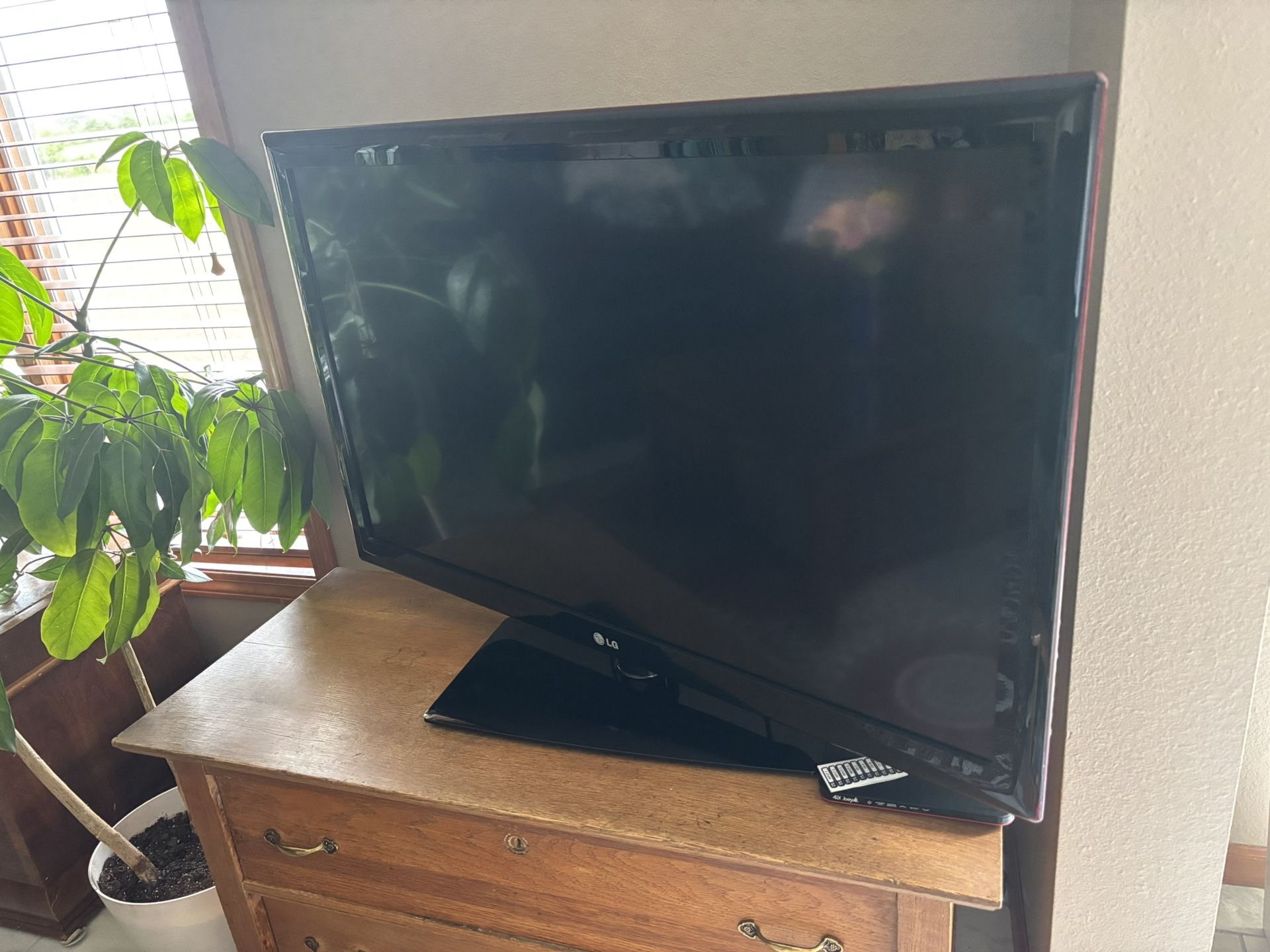 LG Flat Screen TV - 42 inch Class HDTV (1080p) LCD TV (42lk520)