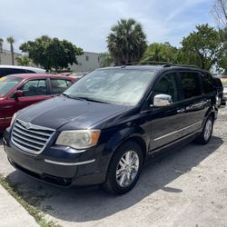 2010 Chrysler Town And Country 