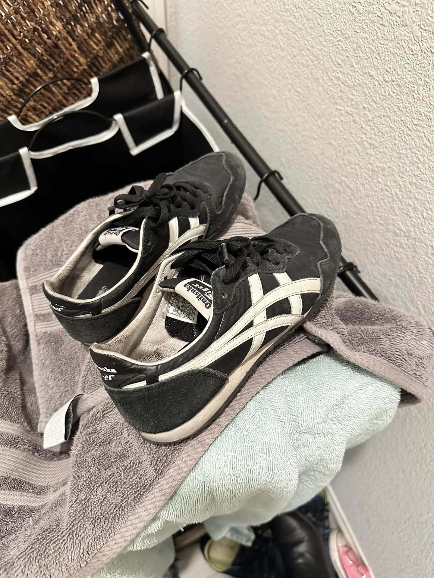 Onitsuka Tiger Black And White Serrano Women's TH109L