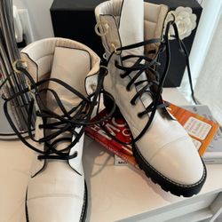 STUART WEITZMAN WHITE BOOTS