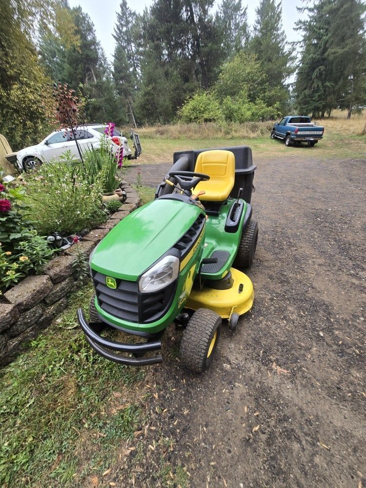 2013 John Deere D130 Riding Mower