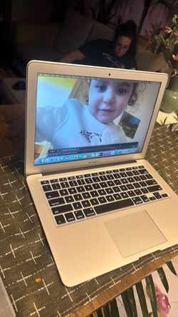 Apple laptop 2017 model
