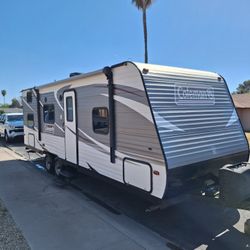 2017 Coleman 27 Ft Sleeps 9 AC Like New