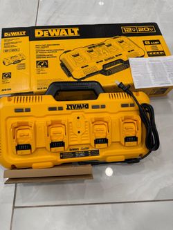 DEWALT DCB104 4-Port Simultaneous Fast Charger