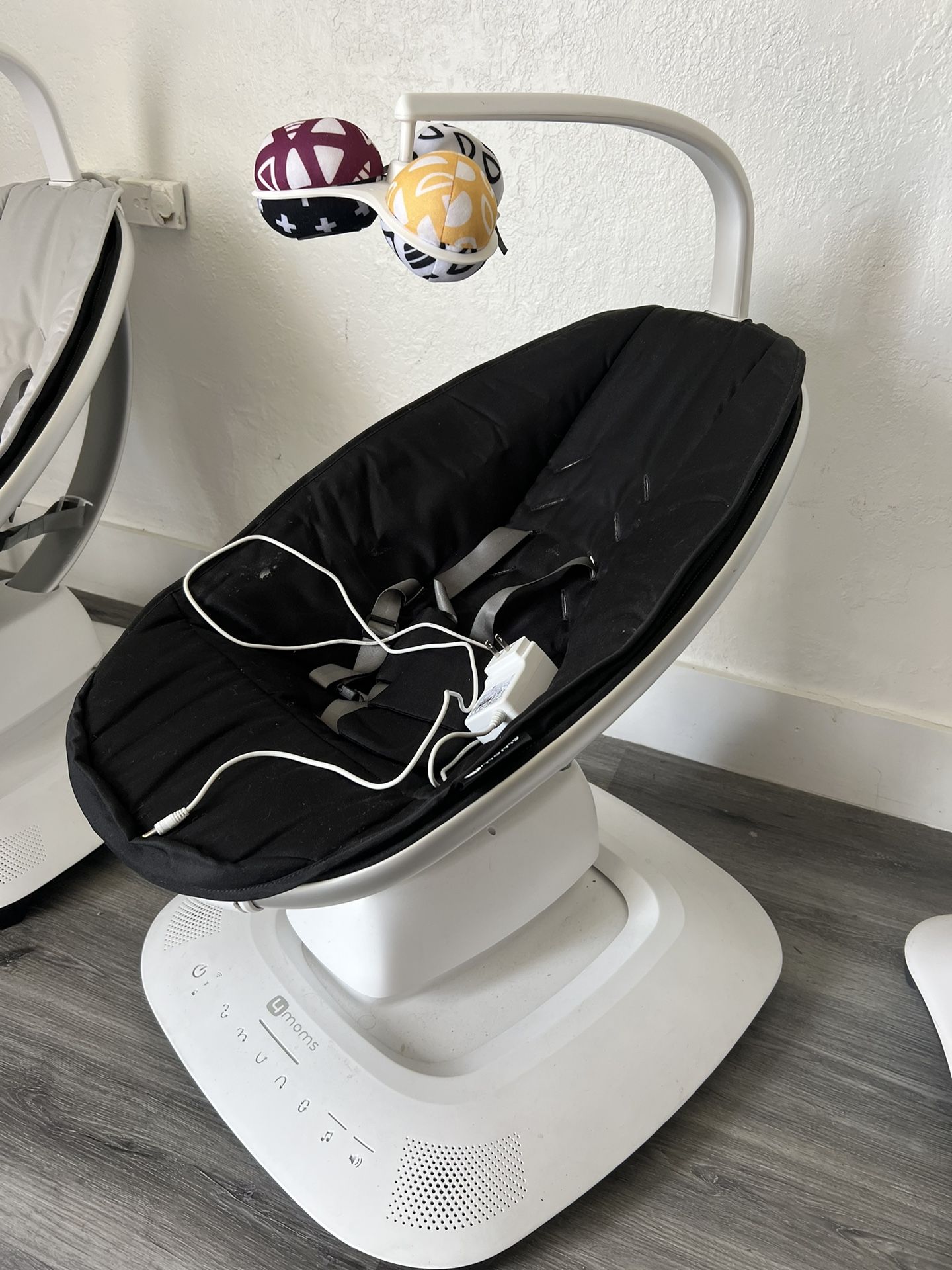 4moms MamaRoo Multi-Motion Baby Swing, Bluetooth Enabled with 5 Unique Motions, B